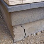 基礎コンクリートにひび割れ!直したほうがいい理由とは?