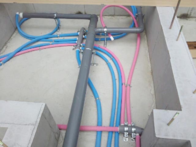 床下からの給水管の配管