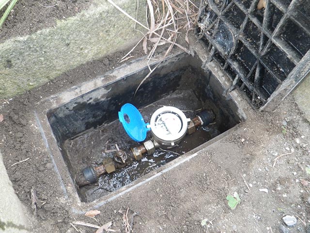 水道管、水漏れ、メーターをチェック