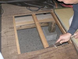 床下からの異臭を感じる方！原因と対策方法を解説します