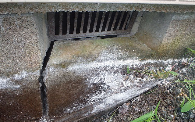 無筋基礎ひび割れ